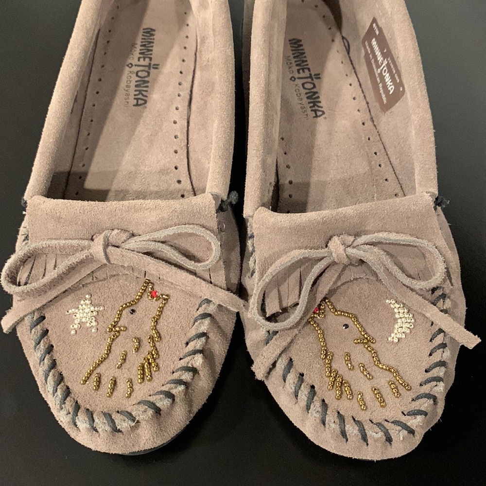 Minnetonka Kilty gray moccasins w/Beaded Wolf, Star,Moon Sz 7 Hardsole EUC🐺⭐️🌙